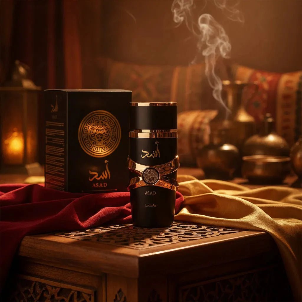 Perfume masculino Lattafa Asad com fundo de tenda árabe, remetendo à tradição oriental
