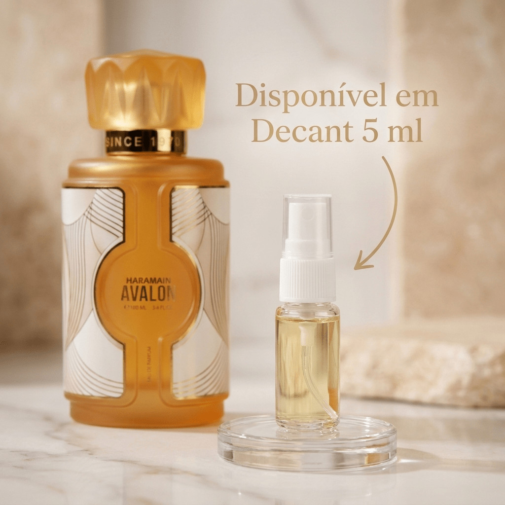 Decante de 5ml do perfume Avalon da Al Haramain ao lado do frasco original laranja e branco, com selo "Disponível em Decant 5ml".