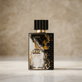 Perfume Leif, frasco preto e dourado com estampa de mármore, fotografado com fundo bege desfocado.