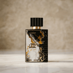 Perfume Leif, frasco preto e dourado com estampa de mármore, fotografado com fundo bege desfocado.