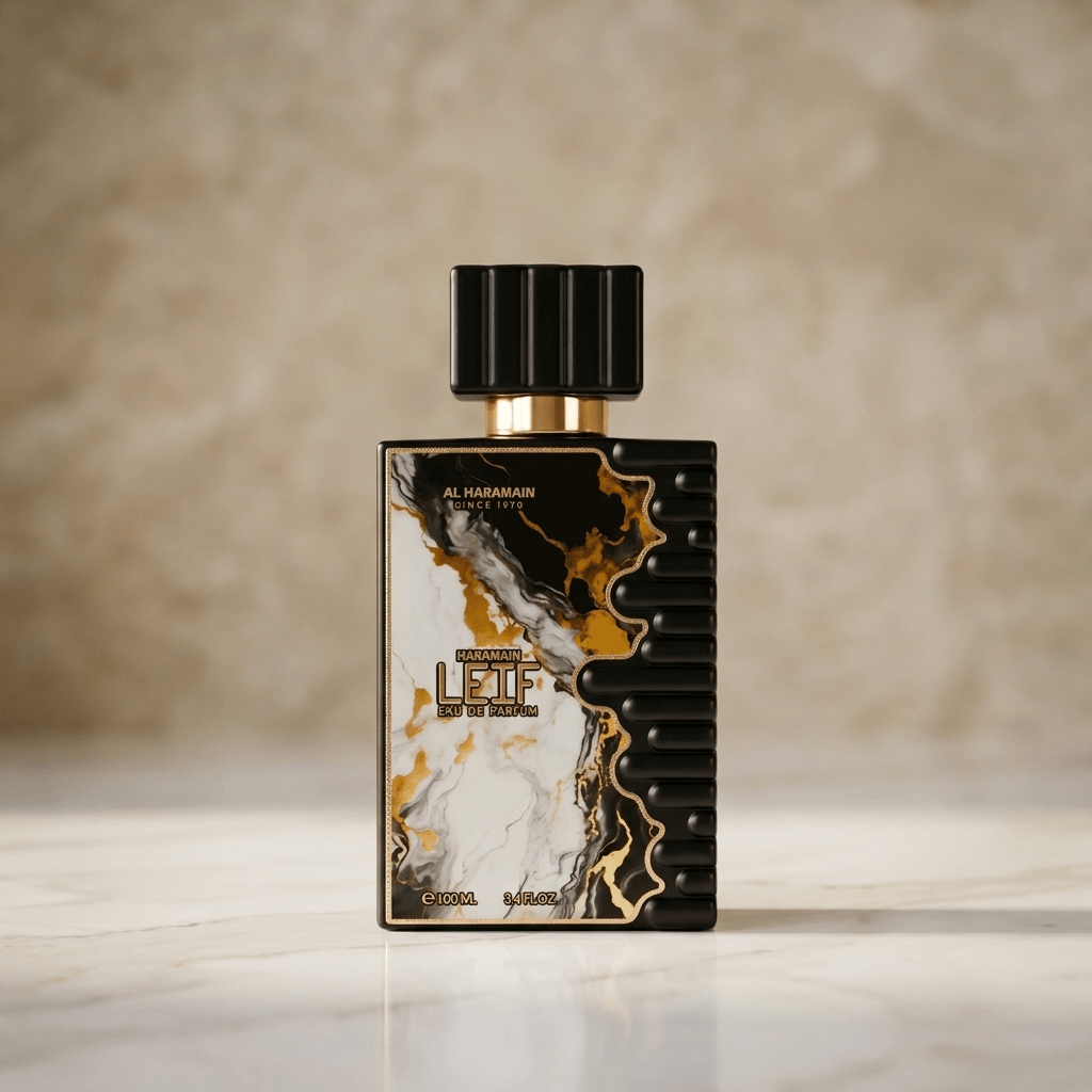 Perfume Leif, frasco preto e dourado com estampa de mármore, fotografado com fundo bege desfocado.