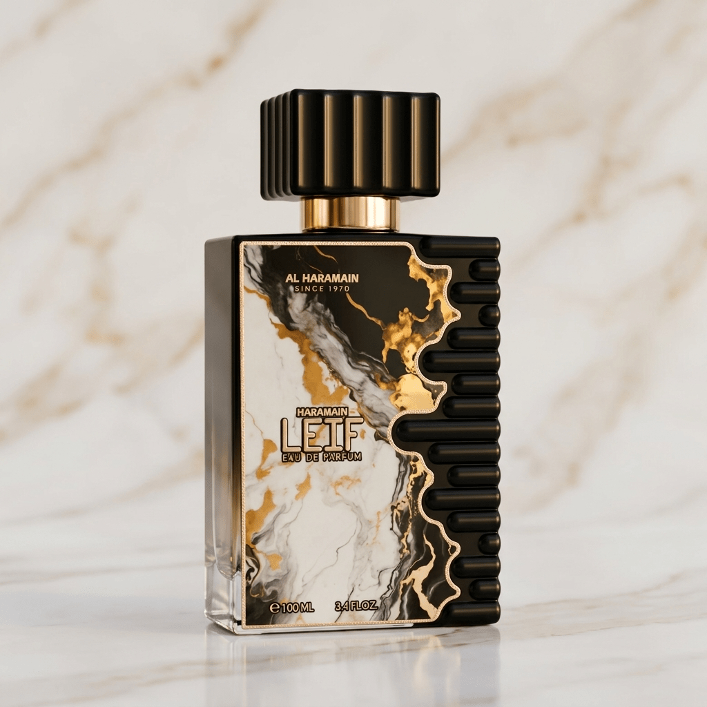 Perfume Leif, frasco preto e dourado com estampa de mármore e tampa ribeirada, sobre superfície de mármore claro.