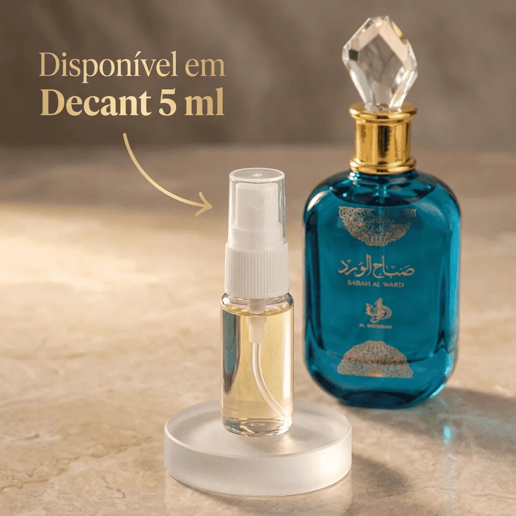 Perfume Sabah Al Ward da Al Haramain em frasco azul facetado com tampa dourada, ao lado de decant de 5ml com banner promocional