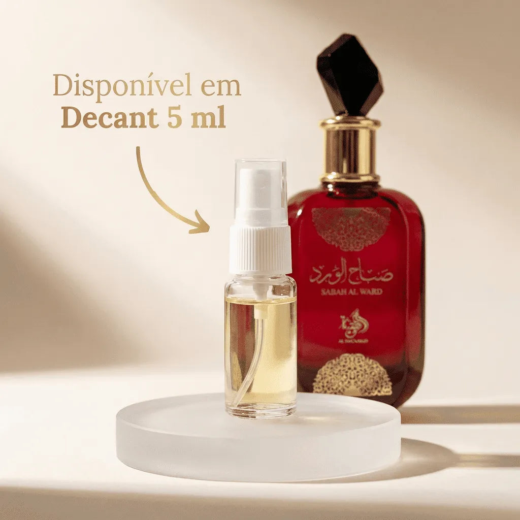 Perfume Sabah Al Ward da Al Haramain em frasco vermelho com tampa em formato de gema escura, ao lado de decant de 5ml com banner promocional