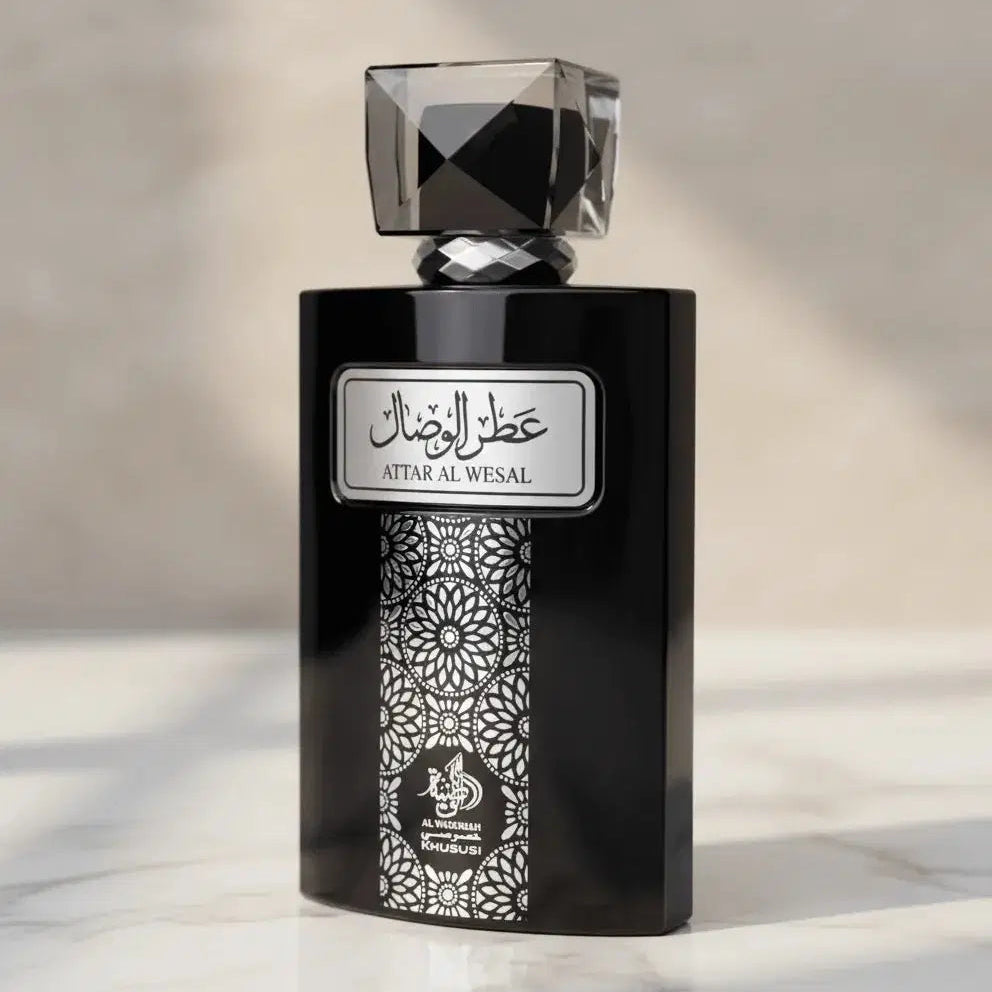 Perfume Attar Al Wesal da Al Wataniah em frasco preto com tampa facetada, sob luz natural sobre mármore
