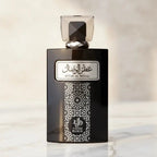 Perfume Attar Al Wesal da Al Wataniah em frasco preto com padrão geométrico, vista frontal sobre mármore claro