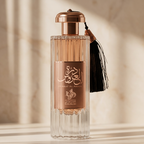Perfume Durrat Al Aroos da Al Wataniah em frasco canelado rose gold com pingente de borla preta.