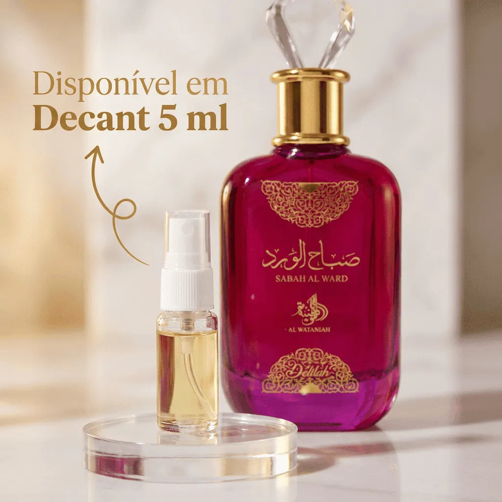 Perfume Sabah Al Ward da Al Wataniah em frasco magenta com tampa de cristal, ao lado de decant de 5ml com banner promocional