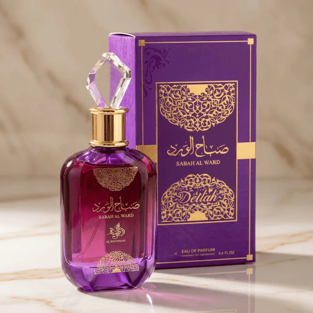 Perfume Sabah Al Ward da Al Wataniah em frasco magenta com tampa de cristal, ao lado da caixa roxa original com detalhes dourados