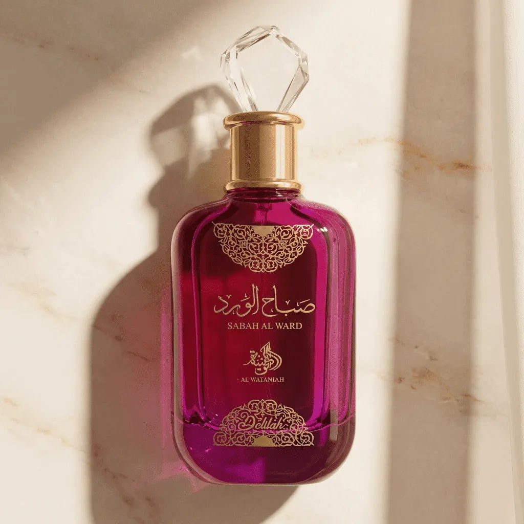 Perfume Sabah Al Ward da Al Wataniah em frasco magenta com tampa de cristal facetada, sobre mármore