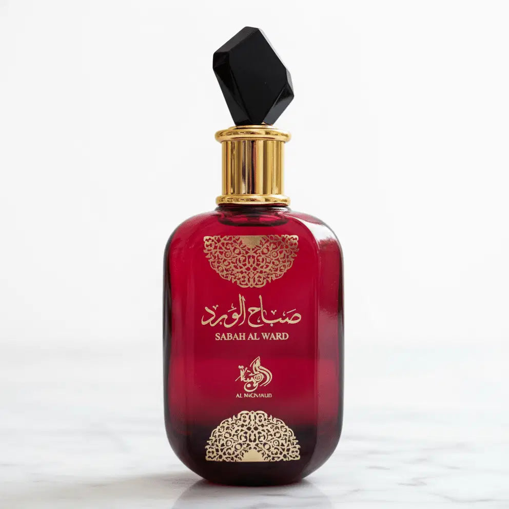 Perfume Sabah Al Ward da Al Wataniah em frasco vermelho com tampa preta facetada, fundo branco