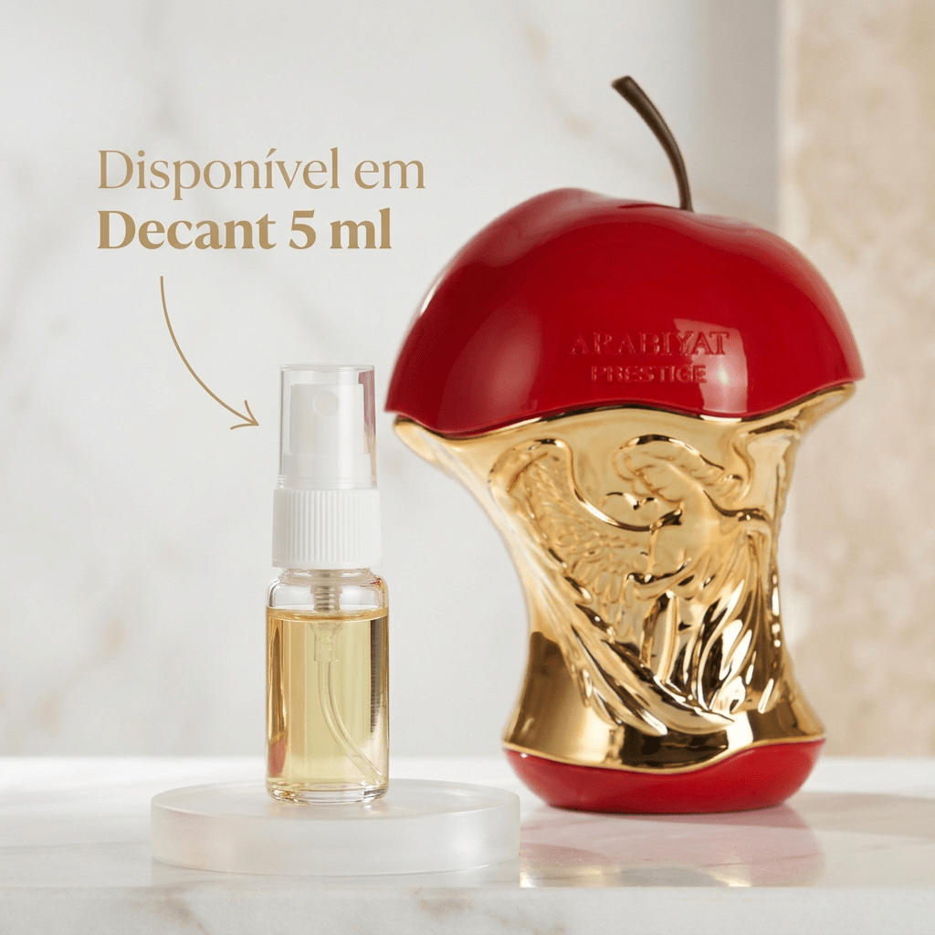 Frasco em formato de maçã vermelha e dourada do perfume Forbidden da Arabiyat Prestige, ao lado de um decant de 5ml, com texto "Disponível em Decant 5 ml".