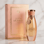 Perfume Mutheer Elixir da Arabiyat Prestige em frasco rosa com pingente de flor, ao lado da caixa dourada.
