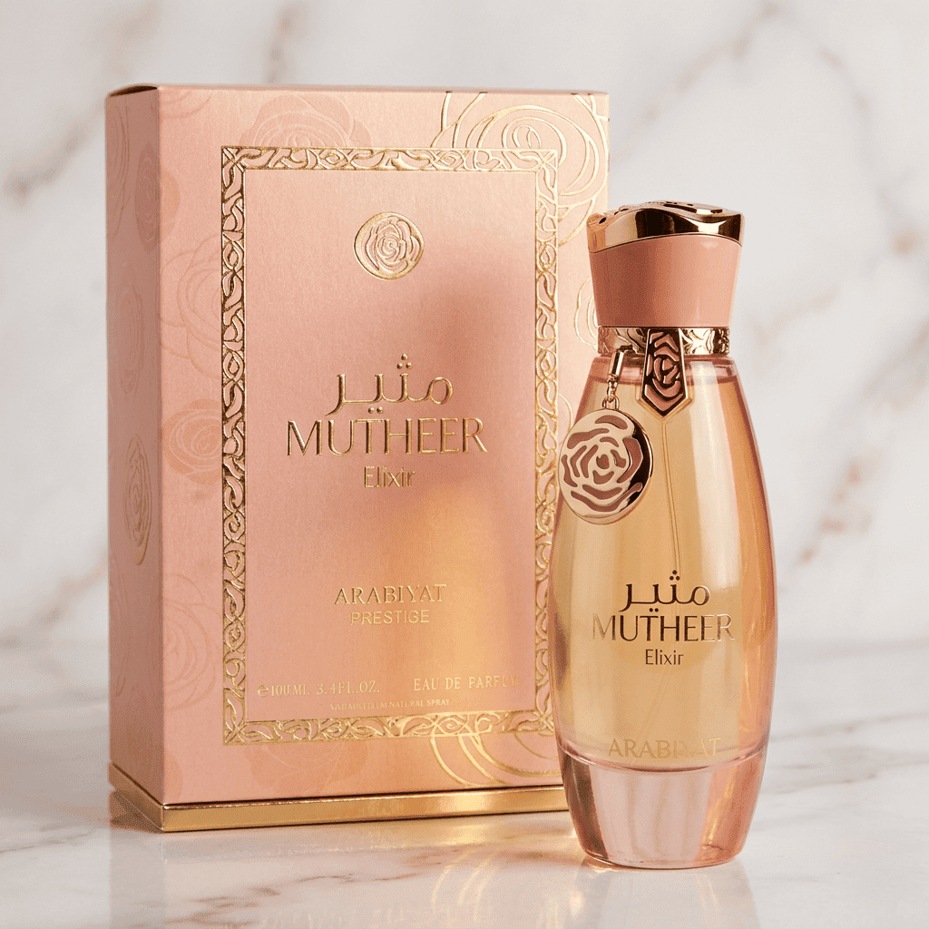 Perfume Mutheer Elixir da Arabiyat Prestige em frasco rosa com pingente de flor, ao lado da caixa dourada.