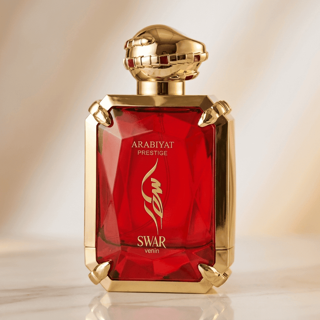Perfume Swar Venin da Arabiyat Prestige em frasco vermelho facetado com tampa dourada em formato de cabeça de serpente.