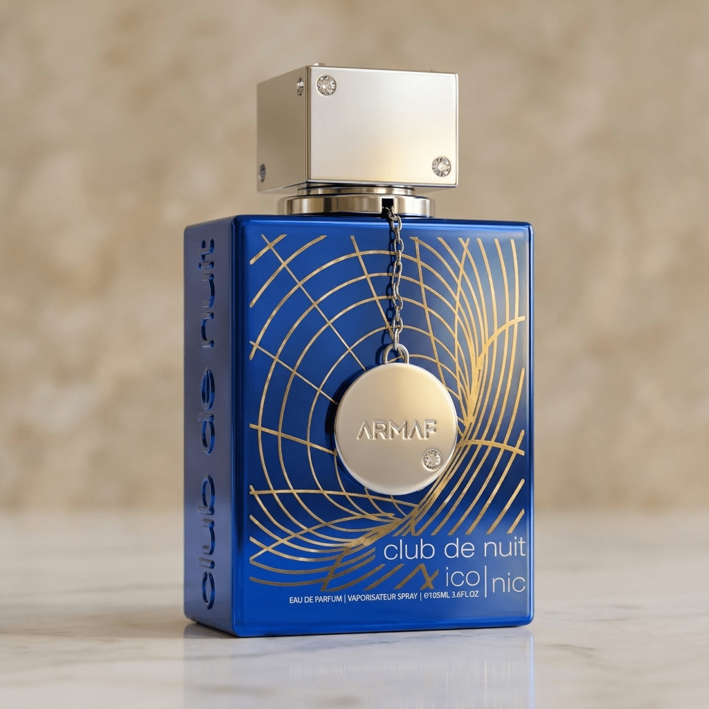 Perfume Club de Nuit Iconic da Armaf em frasco azul com detalhes dourados, vista diagonal sobre mármore.