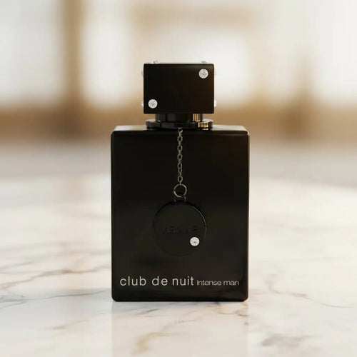 Perfume Club de Nuit Intense Man EDT 105ml da Armaf, frasco preto com pingente, sobre mármore.