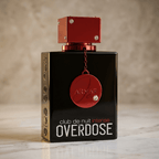 Frasco do perfume Club de Nuit Intense Overdose da Armaf em ângulo diagonal, destacando o relévo dourado lateral, com fundo de mármore desfocado.