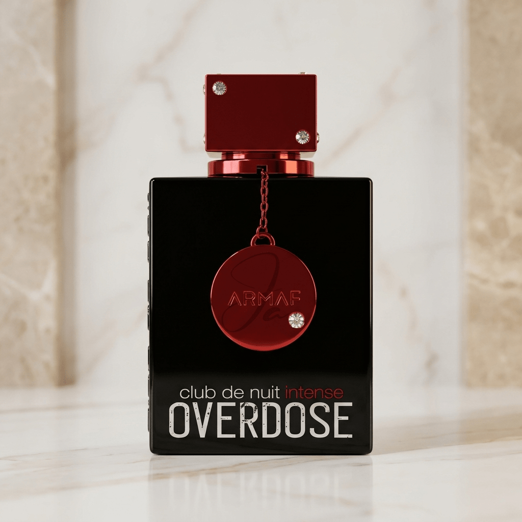 Frasco do perfume Club de Nuit Intense Overdose da Armaf, em vidro preto com tampa vermelha metálica e medalhão pendurado, sobre superfície de mármore.
