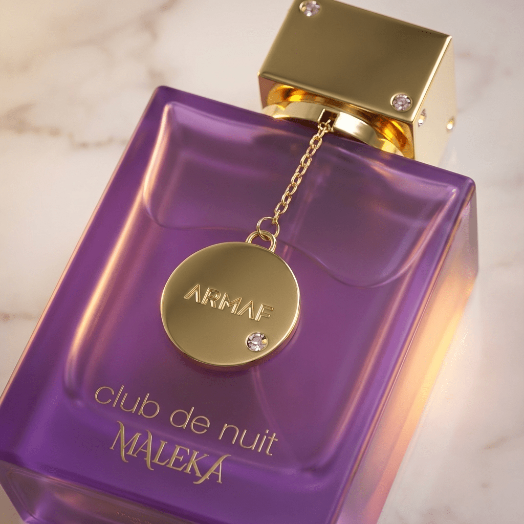 Perfume Club de Nuit Maleka da Armaf em frasco roxo com tampa dourada e pingente pendurado, sobre mármore.