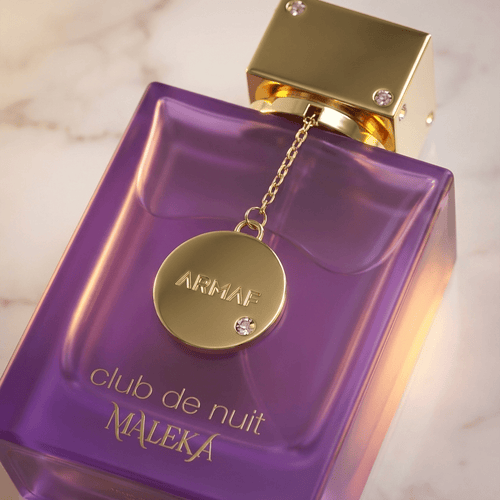 Perfume Club de Nuit Maleka da Armaf em frasco roxo com tampa dourada e pingente pendurado, sobre mármore.