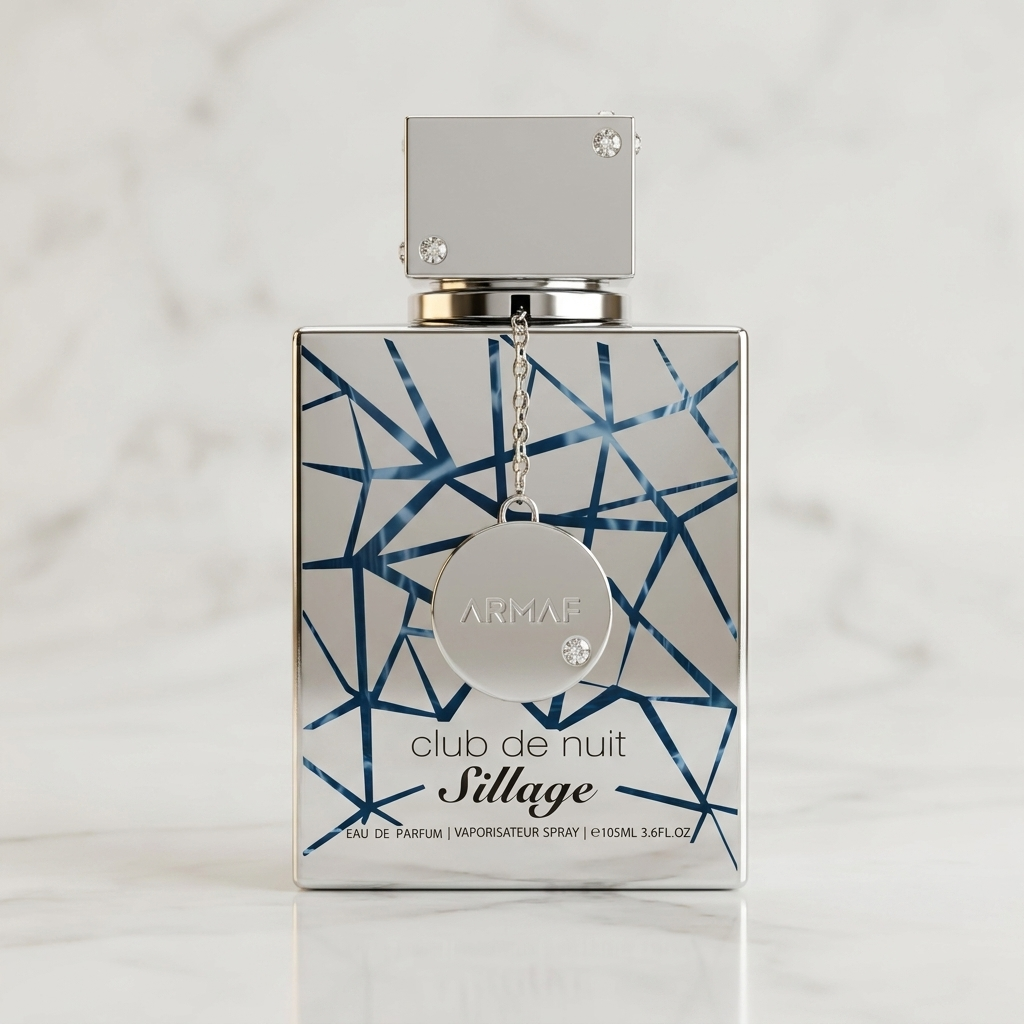 Perfume Club de Nuit Sillage da Armaf em frasco prateado com pingente e detalhe geométrico azul, sobre mármore.