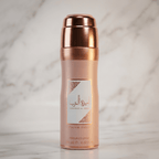 Body Spray Ameerat Al Arab Prive Rose da Asdaf 200ml, frasco metálico rose gold sobre mármore.