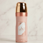 Body Spray Ameerat Al Arab Prive Rose da Asdaf 200ml, frasco rosa com tampa cor de cobre.