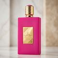 Perfume Ameerat Al Arab Sugar Crown da Asdaf, frasco rosa pink com tampa dourada ornamentada.