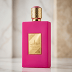 Perfume Ameerat Al Arab Sugar Crown da Asdaf, frasco rosa pink com tampa dourada ornamentada.
