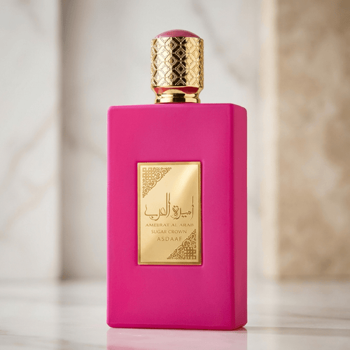 Perfume Ameerat Al Arab Sugar Crown da Asdaf, frasco rosa pink com tampa dourada ornamentada.