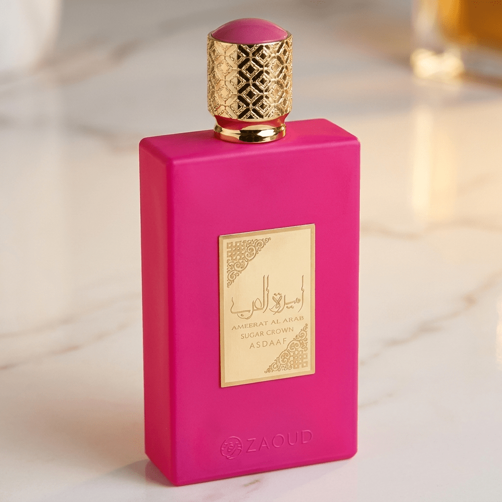 Perfume Ameerat Al Arab Sugar Crown da Asdaf, vista completa do frasco rosa pink sobre mármore.