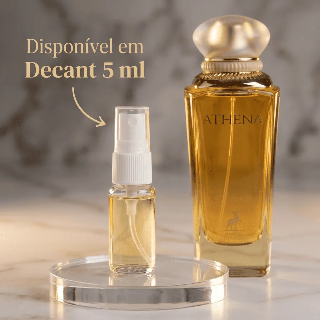 Perfume Athena em frasco âmbar quadrado com tampa em formato de pérola, ao lado de decant de 5ml com banner promocional