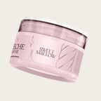 Whipped body cream Sweet Mallow da Beeche House em pote rosa, sobre fundo bege claro