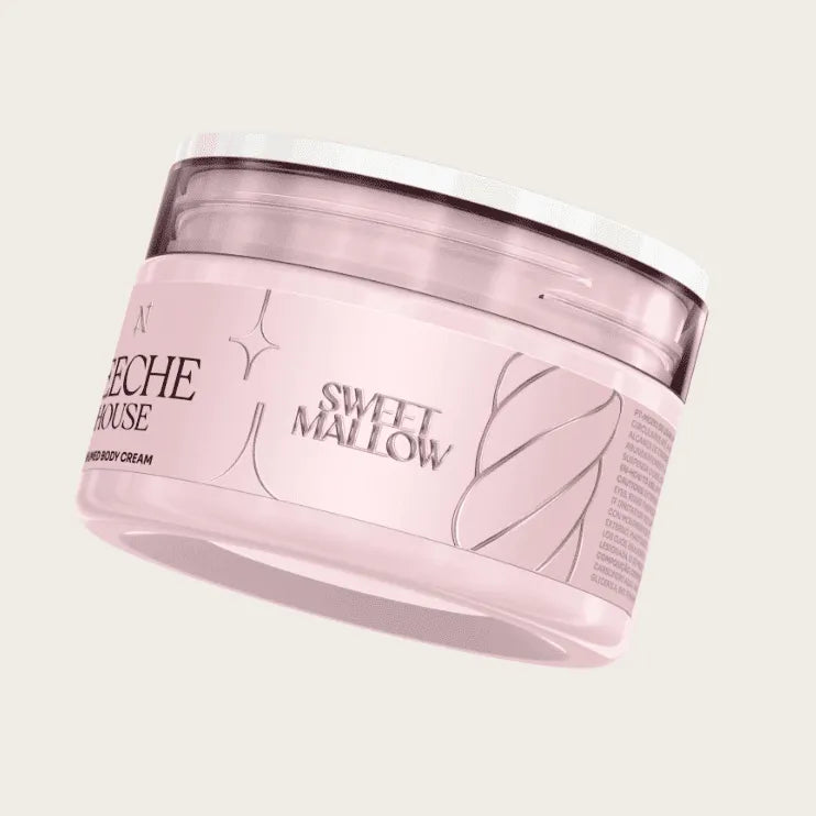 Whipped body cream Sweet Mallow da Beeche House em pote rosa, sobre fundo bege claro