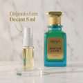 Decante de 5ml do perfume Bidaya Maktub La Vie ao lado do frasco original verde com tampa dourada.