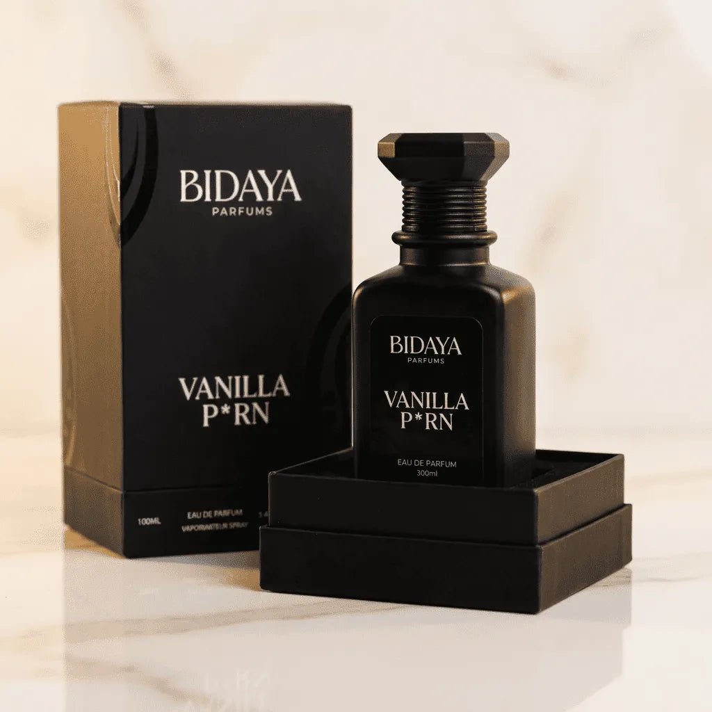 Perfume Vanilla P*rn da Bidaya Parfums em frasco preto fosco, ao lado da caixa preta original aberta, sobre mármore