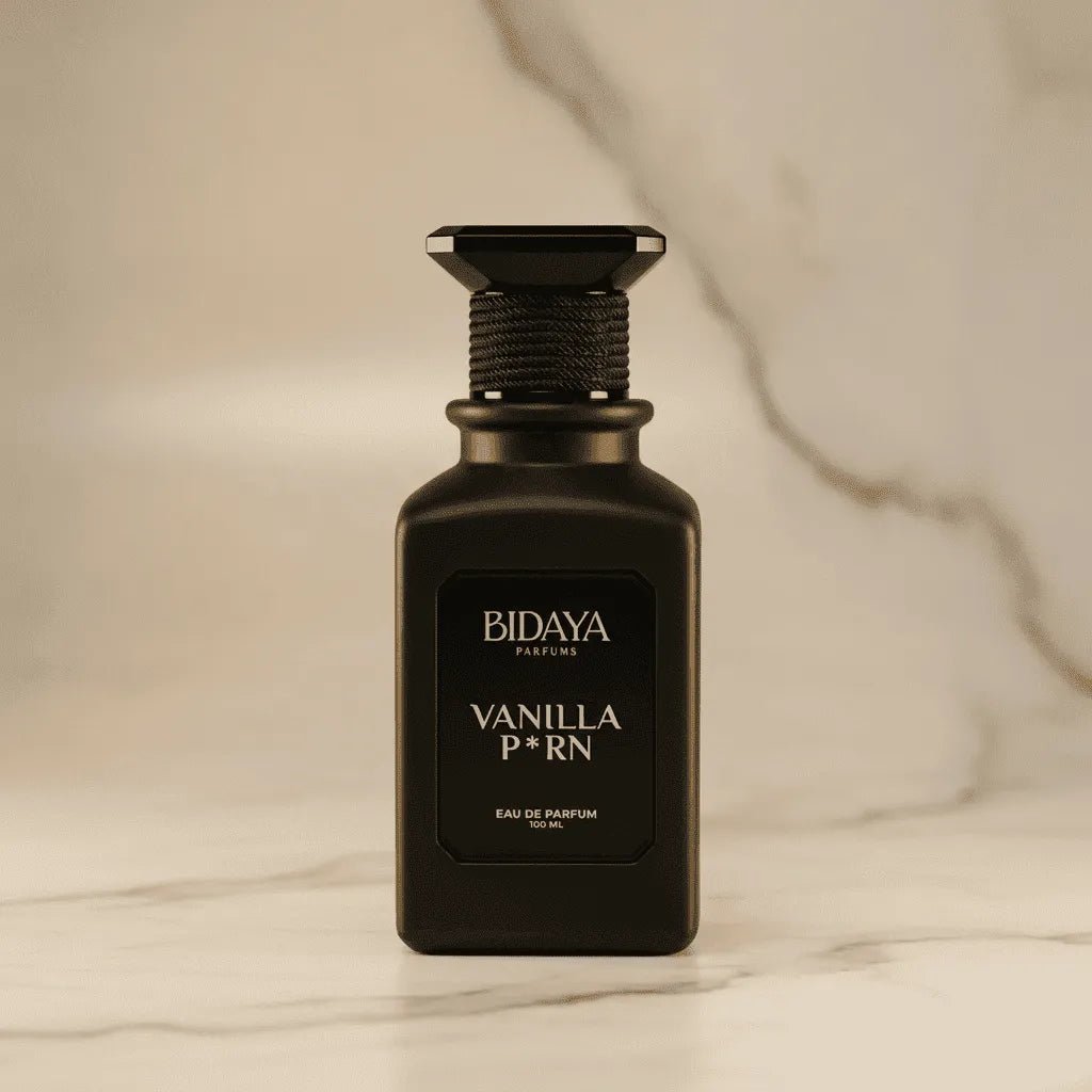 Perfume Vanilla P*rn da Bidaya Parfums em frasco preto fosco quadrado com tampa canelada, sobre mármore claro