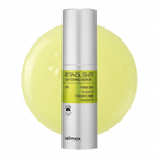 Sérum Retinol Shot Tightening Serum da Celimax, frasco prateado sobre gota ampliada da textura amarela do produto.