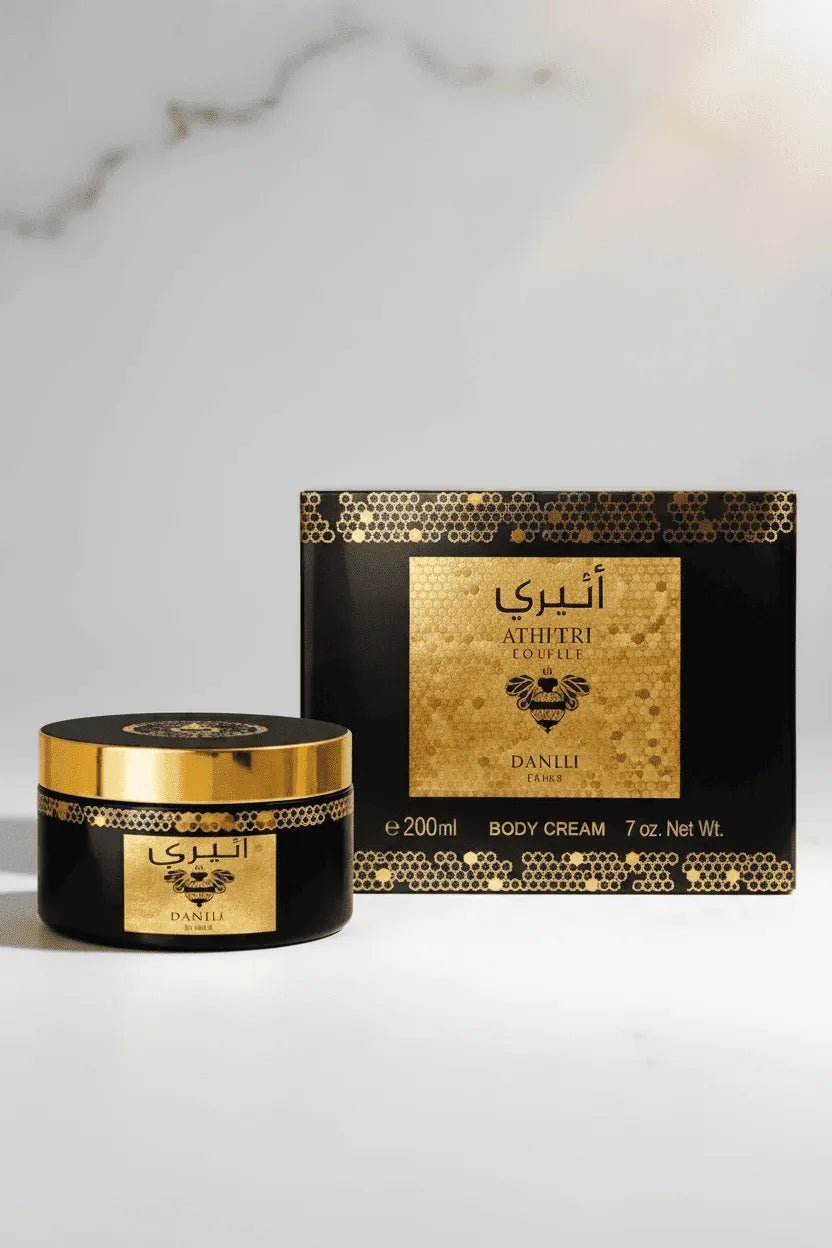 Body cream Athtri da Danlli em pote preto com detalhes dourados, ao lado da caixa original, sobre superfície clara