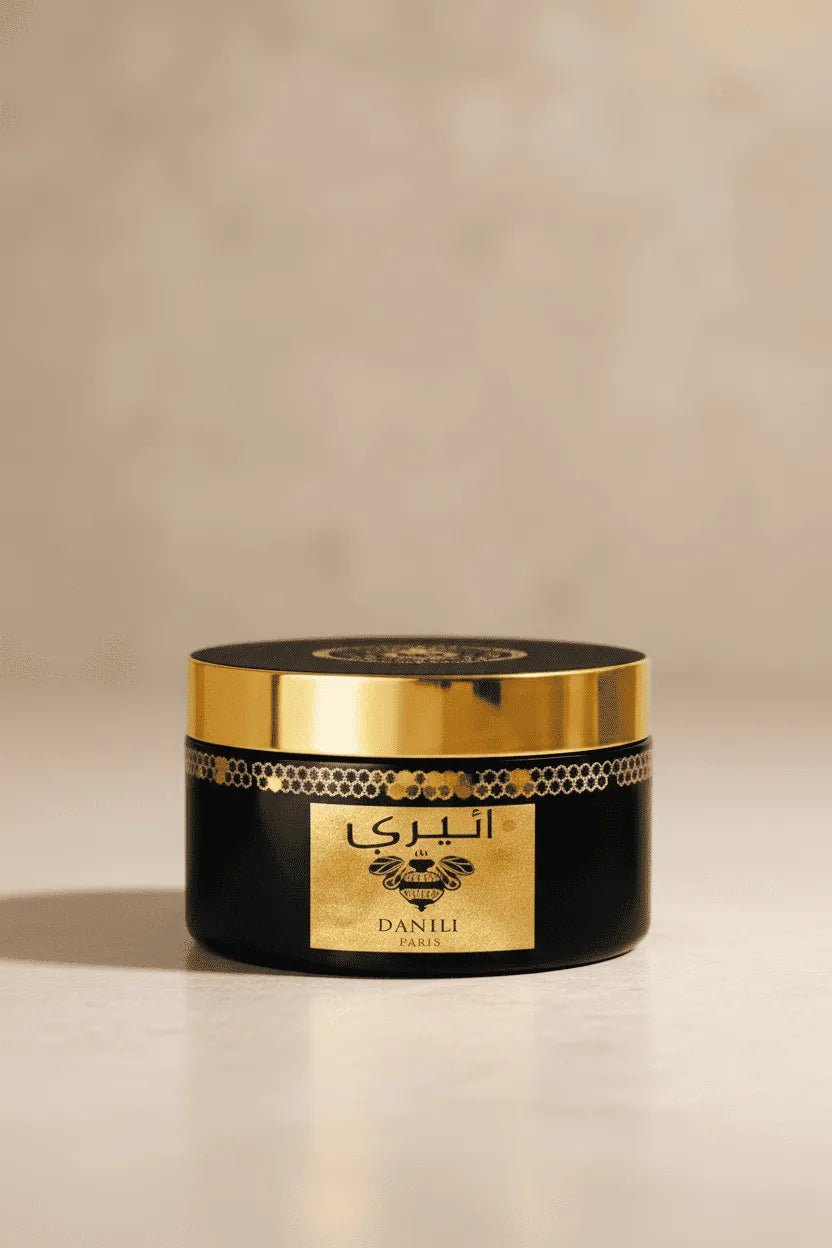 Body cream Athtri da Danlli em pote preto com tampa dourada, close-up isolado sobre fundo bege