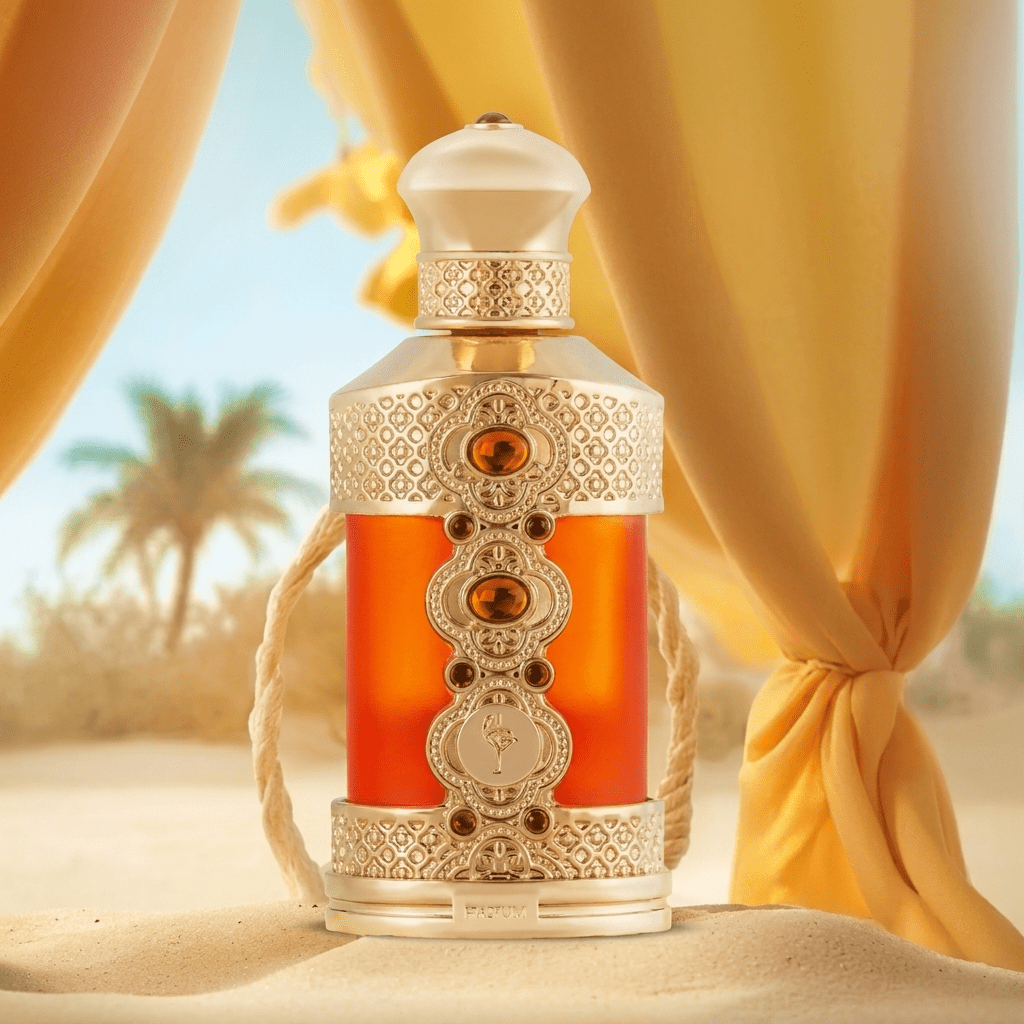 Óleo perfumado Gulnar em frasco dourado com detalhes vermelhos, sobre areia com cenário de deserto e tenda.