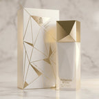 Perfume Habanera White em frasco branco com tampa facetada dourada, ao lado da caixa branca geométrica com detalhes dourados, sobre mármore