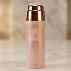 Body Spray Haya, vista completa do frasco rosa com tampa rose gold, sobre fundo bege.