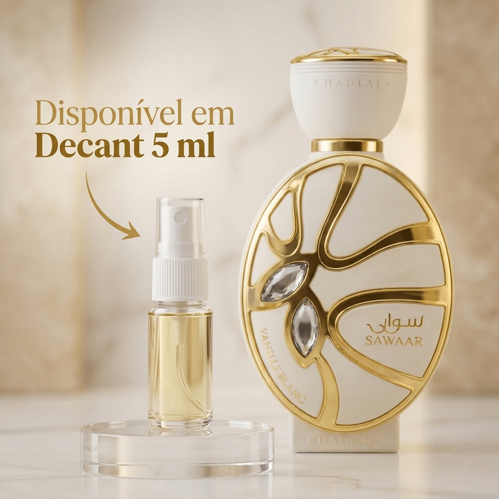 Frasco em formato de disco branco e dourado do perfume Sawaar Vanille Blanc da Khadlaj, com cristais aplicados, ao lado de um decant de 5ml.