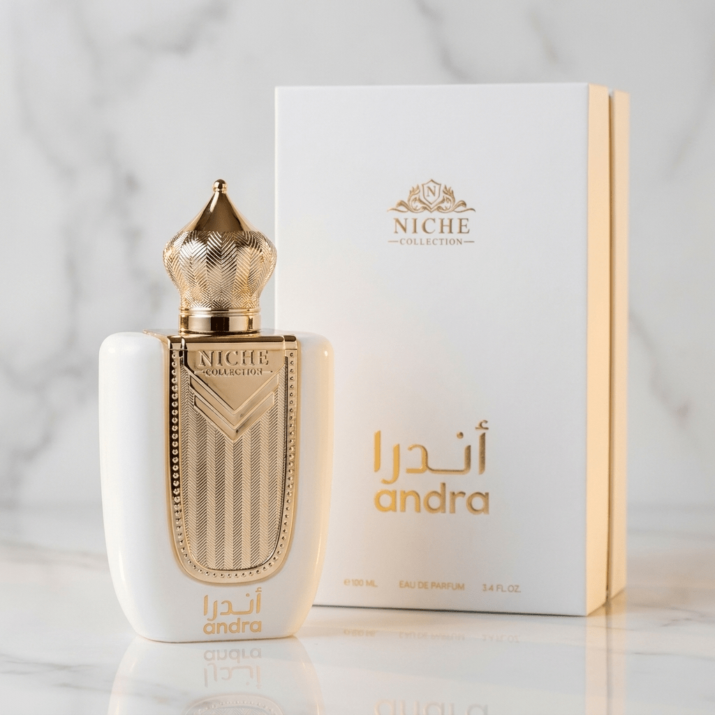 Perfume Andra da Khalis Niche Collection em frasco branco e dourado, ao lado da caixa, sobre mármore.