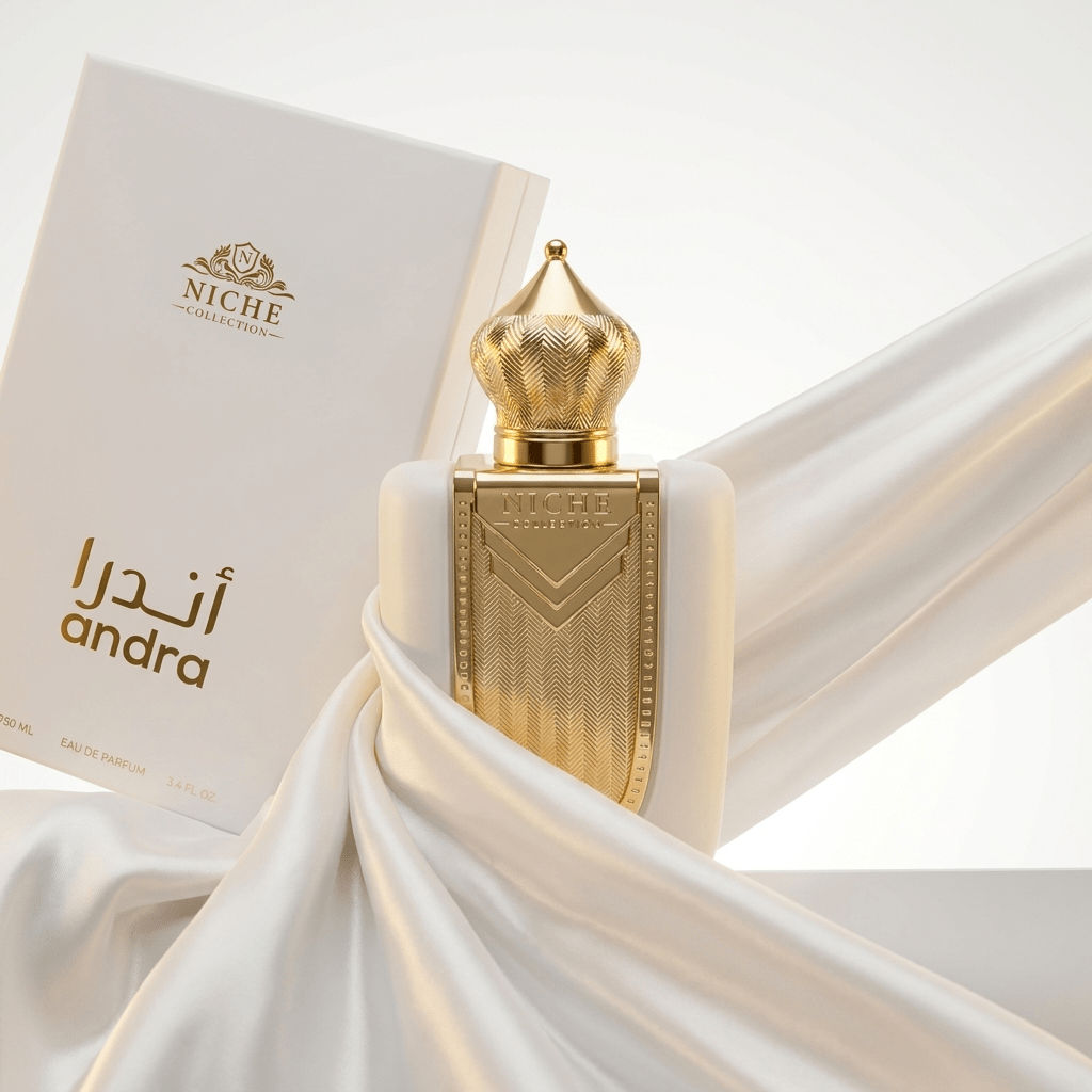 Perfume Andra da Khalis Niche Collection em frasco dourado, envolto por tecido de cetim branco, com a caixa ao fundo.