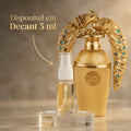 Perfume Afeef da Lattafa em frasco dourado canelado com tampa em formato de pavão cravejada de pedras turquesa, ao lado de decant de 5ml com banner promocional