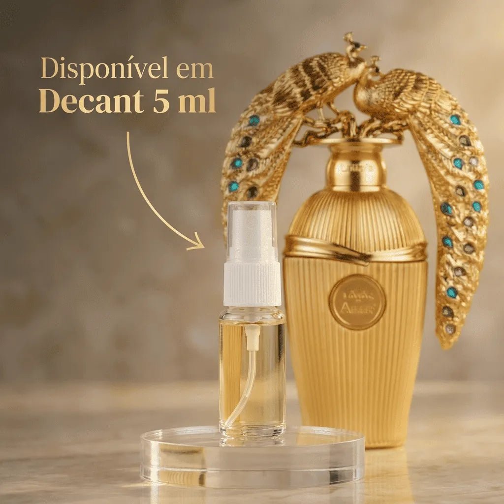 Perfume Afeef da Lattafa em frasco dourado canelado com tampa em formato de pavão cravejada de pedras turquesa, ao lado de decant de 5ml com banner promocional