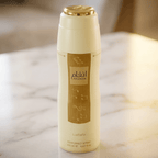Body Spray Angham da Lattafa 200ml, frasco bege com tampa dourada sobre mármore.
